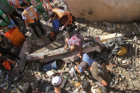 Des Palestiniens sur le site d’une frappe israélienne sur une école qui abritait des personnes déplacées, à Jabaliya, dans le nord de la bande de Gaza, le 26 septembre 2024.