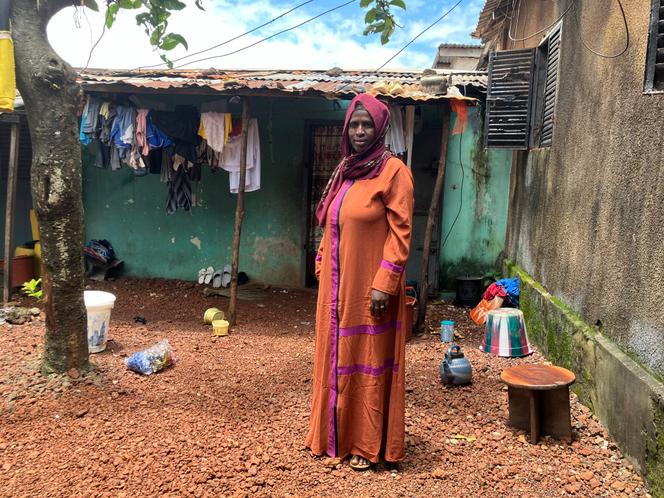 Fatoumata Barry, survivante des violences sexuelles du 28 septembre 2009, dans la cour de sa maison, à Conakry, le 25 septembre 2024. 