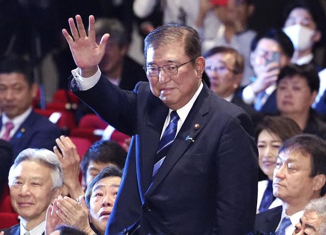 Former Japanese defence minister Shigeru Ishiba waves as he is elected as new head of the ruling party in the Liberal Democratic Party's (LDP) leadership vote and is set to become Japan's next prime minister in Tokyo, Japan September 27, 2024.