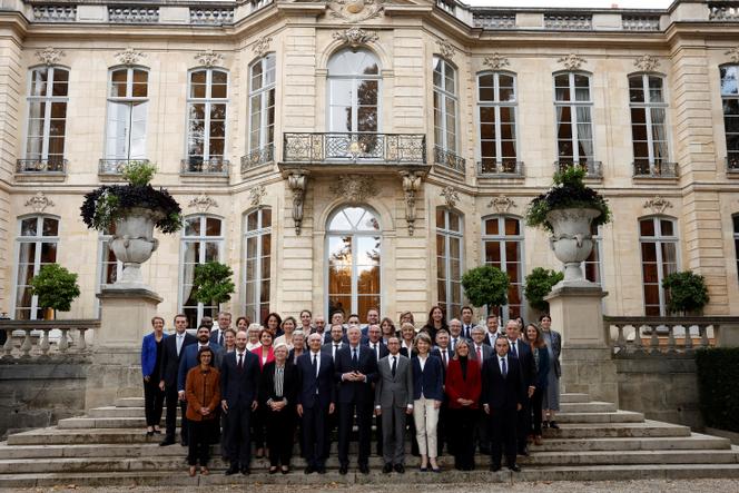 Le premier ministre, Michel Barnier, et les 41 membres de son gouvernement, le 27 septembre devant l’hôtel de Matignon.