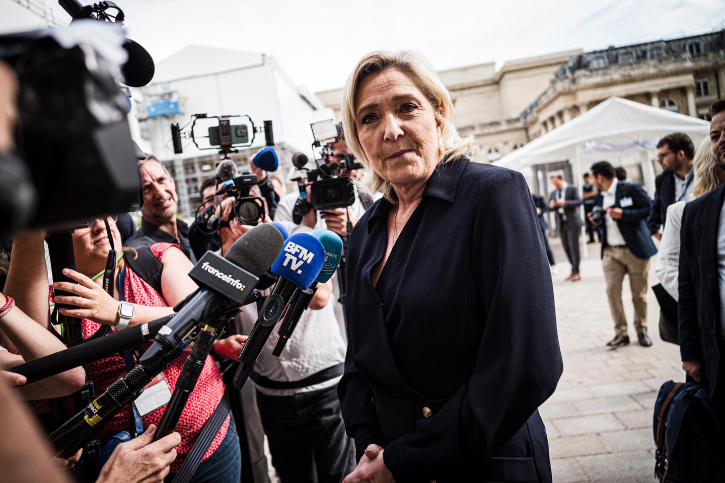 マリーヌ・ルペン氏は法的というよりも政治的な弁護に頼っている