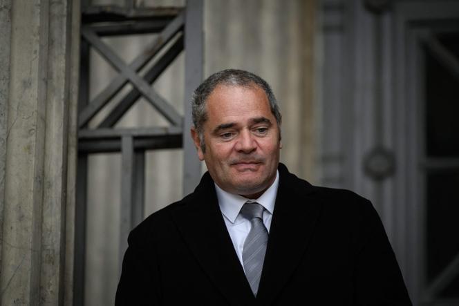 O ex-chefe da luta contra as drogas na França, François Thierry, deixa o tribunal de Lyon no dia da abertura do seu julgamento, 23 de setembro de 2024.