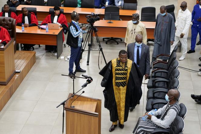 L’ancien chef de la junte militaire guinéenne, Moussa Dadis Camara (en boubou), dans la salle d’audience pour assister au verdict dans lequel il a été reconnu coupable de crimes contre l’humanité et condamné à vingt ans de prison, à Conakry, le 31 juillet 2024.