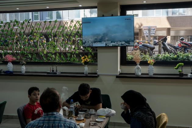 Dans un café de Beyrouth, le 28 septembre 2024. La télévision diffuse en direct des images de la banlieue sud de la capitale libanaise.