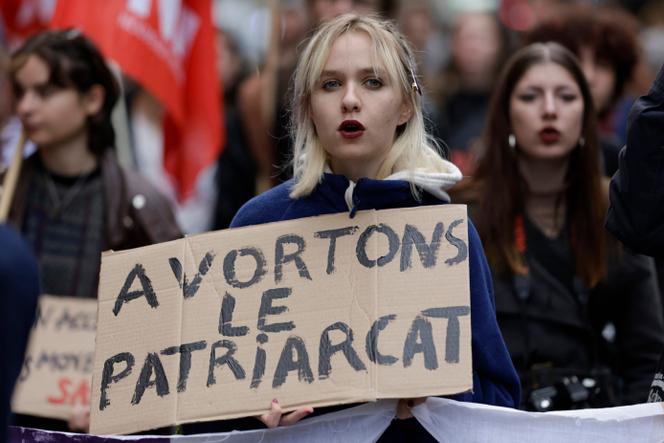 Une manifestante, à l’occasion de la Journée internationale pour le droit à l’avortement, à Paris, le 28 septembre 2024.