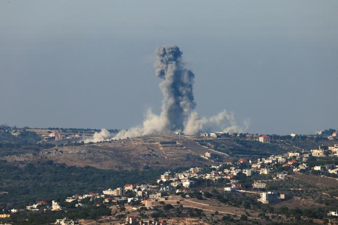 De la fumée s’échappe après les frappes aériennes de l’armée de l’air israélienne dans les villages du sud du Liban, vu du nord d’Israël, le 29 septembre 2024. 