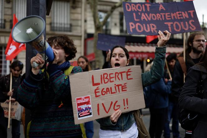 Des manifestants pour défendre le droit à l’avortement, à Paris, le 28 septembre 2024.