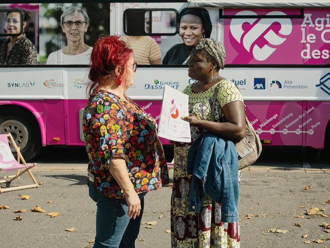 A droite, Pascale Ngah Noa a bénéficié des examens médicaux proposés par le Bus du cœur des femmes, à Béthune (Pas-de-Calais), le 19 septembre 2024.