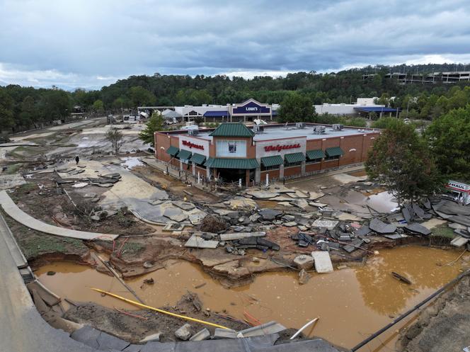 Un quartier ravagé par les inondations causées par la tempête Hélène, à Asheville, en Caroline du Nord, le 29 septembre 2024.