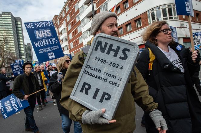 Lors d’une manifestation de syndicats réclamant le financement d’urgence du National Health Service (NHS), le système public de santé britannique, à Londres, le 11 mars 2023.