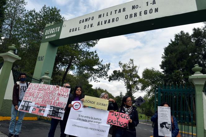 Des parents de personnes disparues pendant la « guerre sale » lors d’une manifestation « pour l’accès à la vérité, la clarification historique et la promotion de la justice sur les événements survenus entre les années 1960 et 1990 », au camp militaire numéro 1, à Naucalpan (Mexique), le 22 juin 2022.