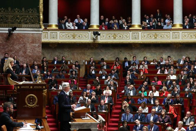 O Primeiro-Ministro, Michel Barnier, ao lado do Presidente da Assembleia Nacional, Yael Braun-Pivet, durante a sua declaração de política geral perante a Assembleia Nacional, em Paris, 1 de outubro de 2024. 