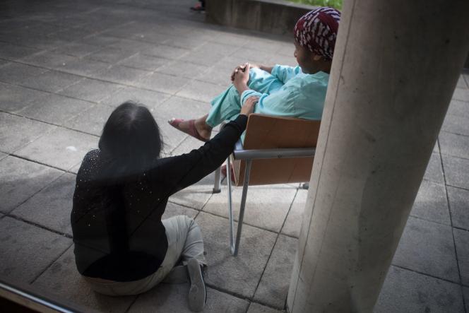 Dans la cour du centre psychiatrique du Bois de Bondy, le 7 mai 2020, à Bondy (Seine-Saint-Denis).