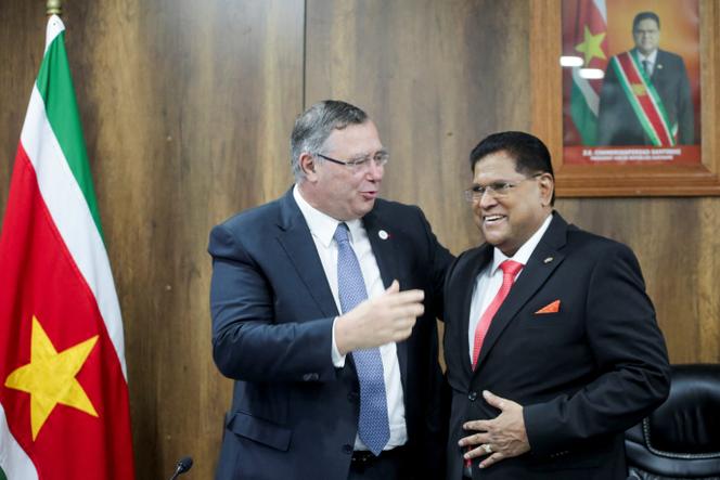 Le PDG de TotalEnergies, Patrick Pouyanne et le président du Suriname, Chan Santokhi, à Paramaribo, au Suriname, le 1er octobre 2024.