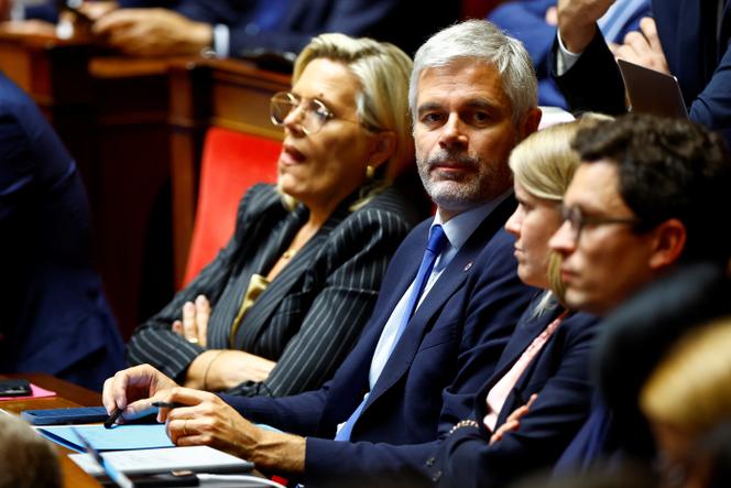 Laurent Wauquiez, député du parti Les Républicains (LR) et président du groupe parlementaire Droite Républicaine, écoute le discours de politique générale du premier ministre français à l’Assemblée nationale à Paris, France, 1ᵉʳ octobre 2024.