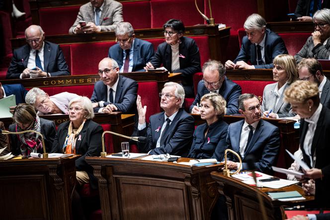 Discurso de política geral do Primeiro-Ministro na Assembleia Nacional, em Paris, 1 de outubro de 2024. Michel Barnier reage quando fala o presidente do grupo RN.