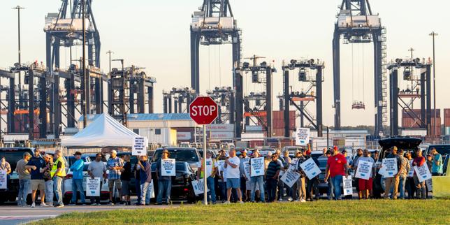 Aux Etats-Unis, la grève des dockers de la côte Est et du Golfe prend fin thumbnail