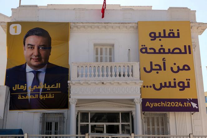 Une affiche électorale du candidat Ayachi Zammel, placardée sur le quartier général de son parti Azimoun, à Tunis, le 1er octobre 2024.