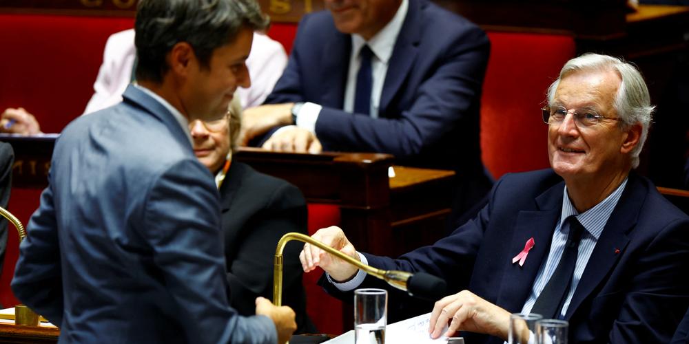 Gabriel Attal, président du groupe Ensemble pour la République (EPR) à l’Assemblée nationale (à gauche), et le premier ministre, Michel Barnier (à droite), au Palais-Bourbon, à Paris, le 1ᵉʳ octobre 2024.