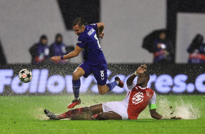 Le Monégasque Denis Zakaria tacle le jouer du Dinamo Zagreb, Lukas Kacavenda, le 2 octobre 2024, au stade Maksimir de Zagreb.