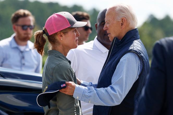 Le président américain, Joe Biden, s’entretient avec Esther Manheimer, la maire d’Asheville, une ville sinistrée de Caroline du Nord, à l’aéroport de Greenville (Caroline du Sud), le 2 octobre 2024.