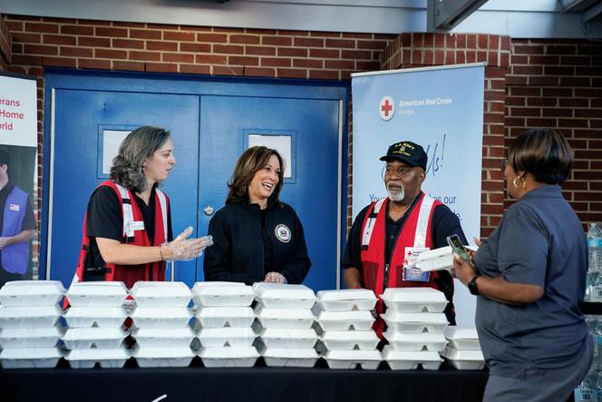 La vice-présidente des Etats-Unis, Kamala Harris, lors d’une distribution de nourriture à Augusta (Géorgie), le 2 octobre 2024.