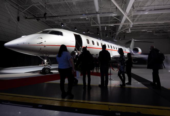 Visiste d’un jet d’affaires Bombardier Global 7500, alors que le constructeur célèbre sa 10ᵉ livraison à VistaJet, à Montréal (Canada), le 29 mars 2022. 