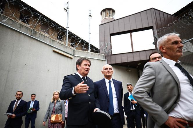 Didier Migaud, le nouveau ministre de la justice (au centre), lors de sa visite de la prison de la Santé, à Paris, le 24 septembre 2024.