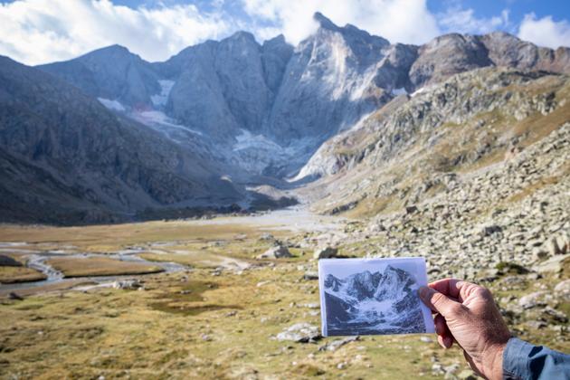 Le glaciologue Pierre René, face au glacier des Oulettes de Gaube, tient à la main une photo prise en 1904.
