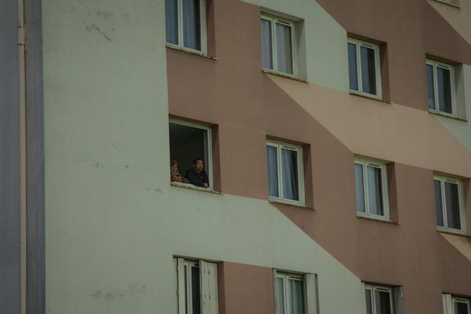 Des habitants du quartier du stade Bauer écoutent parler Karim Bouamrane, lors du meeting du mouvement La France humaine et forte, à Saint-Ouen (Seine-Saint-Denis), le 3 octobre 2024.