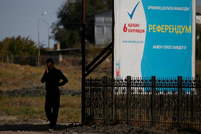 Une affiche appelle à participer à un référendum sur la construction d’une centrale nucléaire dans le village d’Ulken, situé sur les rives du lac Balkhash, à environ 400 kilomètres au nord d’Almaty, le 21 septembre 2024.