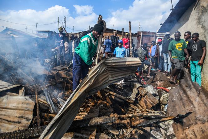 Des habitations du bidonville de Kibera ravagées par un incendie, le 10 janvier 2023, à Nairobi. Selon les autorités, le sinistre est parti d’un transformateur électrique.