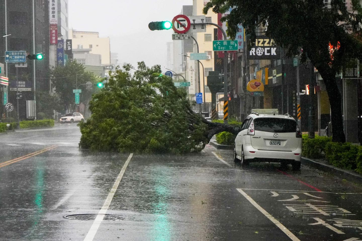 台風クレイトンが台湾に上陸、2人死亡、100人以上負傷