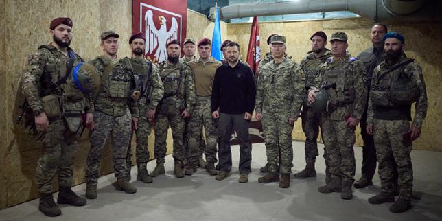 En utter, guerre en Ukraine : Volodymyr Zelensky auprès des soldats dans la zone frontalière avec la Russie thumbnail