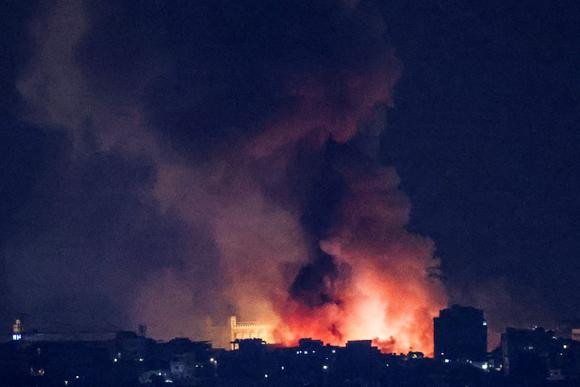 Incendie causé par une frappe israélienne sur la banlieue sud de Beyrouth, vu depuis Sin El Fil, au Liban, le 5 octobre 2024. Une grosse boule de feu a été projetée dans le ciel peu après la frappe. Des débris enflammés se sont dispersés provoquant des incendies secondaires et un nuage de fumée dense.