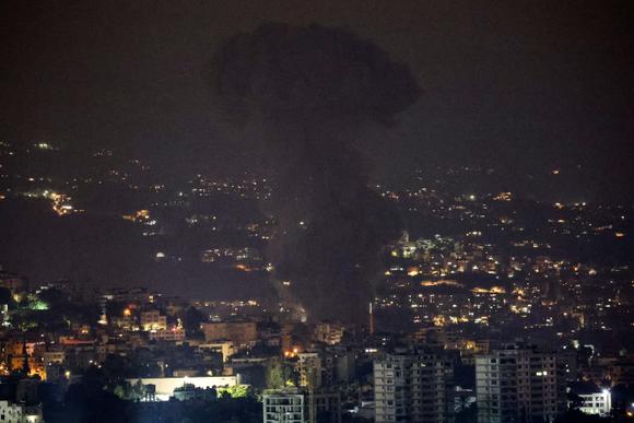 Après une frappe israélienne sur la banlieue sud de Beyrouth, un panache de fumée vu depuis Sin El Fil, au Liban, le 5 octobre 2024.