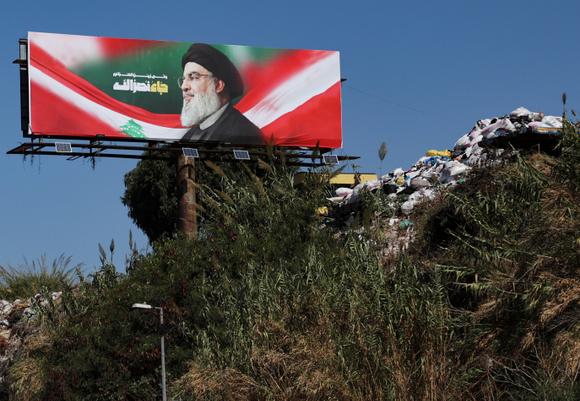 Une affiche de Hassan Nasrallah, le chef assassiné du Hezbollah libanais, le long de la corniche de la ville, au milieu des hostilités en cours entre le Hezbollah et les forces israéliennes, à Beyrouth, au Liban, le 5 octobre 2024.