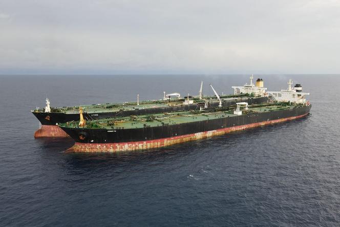Malgré l’embargo américain en vigueur depuis 2018, l’Iran parvient à exporter son pétrole. Ici, une vue du tanker MT Arman 114, saisi par l’armée indonésienne dans ses eaux territoriales, près de la province de Riau, le 7 juillet 2023.