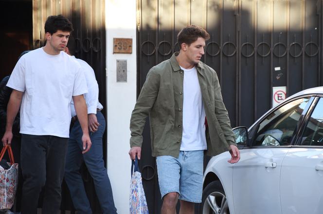 Les rugbymen français Hugo Auradou (à gauche) et Oscar Jegou quittent la maison dans laquelle ils ont été assignés à résidence à Mendoza, en Argentine, le 12 août 2024.