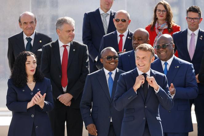 Emmanuel Macron, entouré de dignitaires étrangers, lors du 19ᵉ Sommet de la francophonie à la Cité internationale de la langue française, au château de Villers-Cotterêts (Aisne), le 4 octobre 2024.
