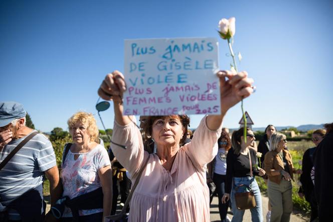 Une manifestante brandit une pancarte sur laquelle est inscrit « Plus jamais de Gisèle violée, plus jamais de femmes violées en France pour 2025 », lors de la manifestation en soutien à Gisèle Pélicot, à Mazan (Vaucluse), samedi 5 octobre 2024.