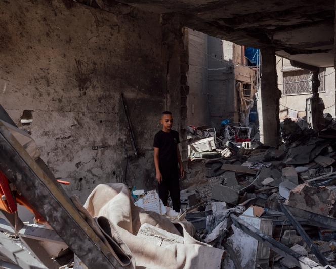 Un jeune palestinien du camp de réfugiés de Tulkarem se tient dans les décombres du café frappé par l'armée israélienne le jour même, en Cisjordanie, le 4 octobre 2024.