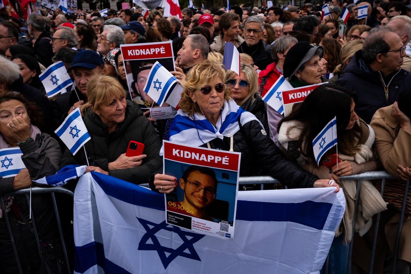 Parisians share 'a moment of unity' at rally for Israel