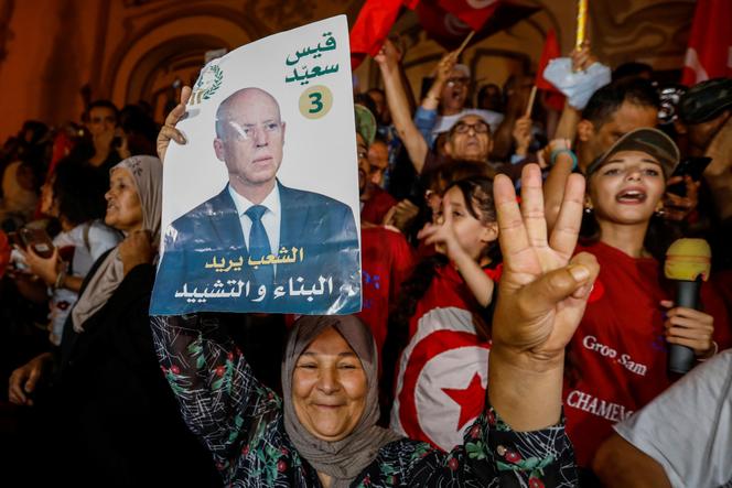 Des partisans de Kaïs Saïed, dans la nuit suivant les élections présidentielles le donnant gagnant aux urnes, à Tunis, le 6 octobre 2023.