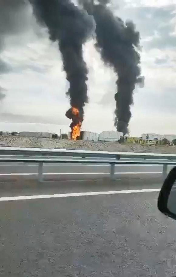 Cette image, tirée d’une vidéo diffuséées sur des médias sociaux et obtenue par Reuters, montre un incendie dans un dépôt de pétrole à Feodossia, en Crimée, le 7 octobre 2024.
