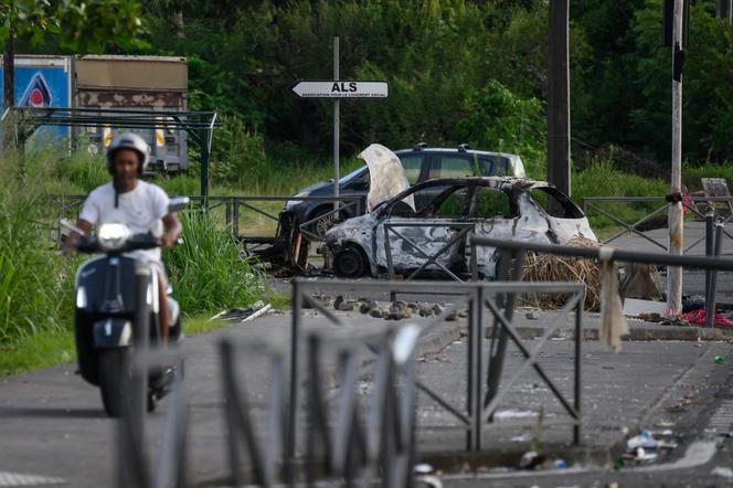 Carros carbonizados em Fort-de-France (Martinica), 22 de setembro de 2024.