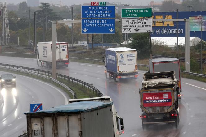Des camionneurs manifestent sur l’autoroute A35 pour protester contre le projet de taxe sur les poids lourds (R-Pass) à Strasbourg, le 7 octobre 2024.