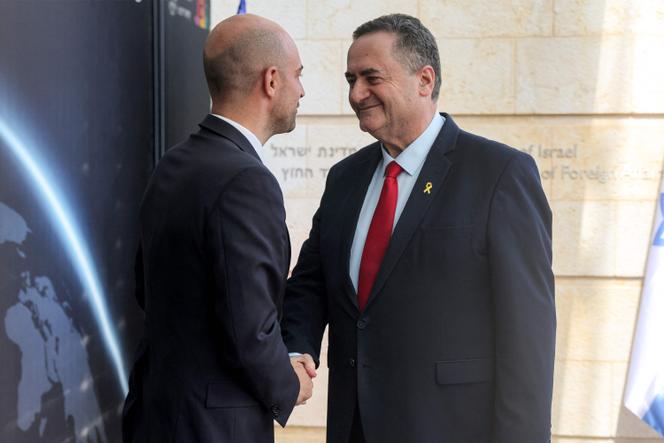 Le ministre français des affaires étrangères, Jean-Noël Barrot (à gauche), reçu par son homologue israélien, Israel Katz, à Jérusalem, le 7 octobre 2024. 