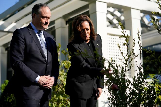 Doug Emhoff et Kamala Harris plantent un arbre pour commémorer le premier anniversaire de l’attaque du 7-Octobre contre Israël, dans le jardin de la résidence de la vice-présidence, à Washington, le 7 octobre 2024.