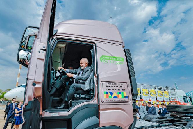 Le président brésilien, Lula, au volant d’un camion alimenté par un carburant vert, à Brasilia, le 8 octobre 2024. 